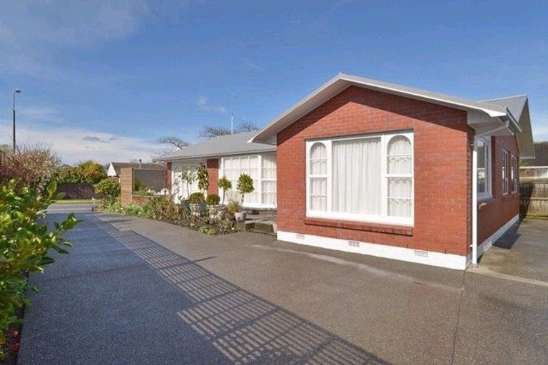 Photo of property in 51 Grahams Road, Ilam, Christchurch, 8041