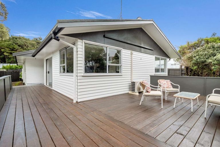 Photo of property in 9 Tahu Crescent, Sunnynook, Auckland, 0620