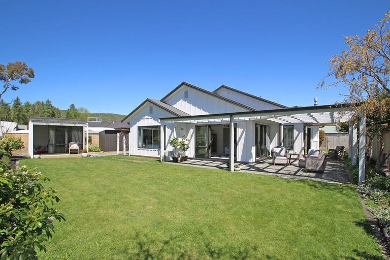 Photo of property in 27 Lakemere Way, Kinloch, Taupo, 3377