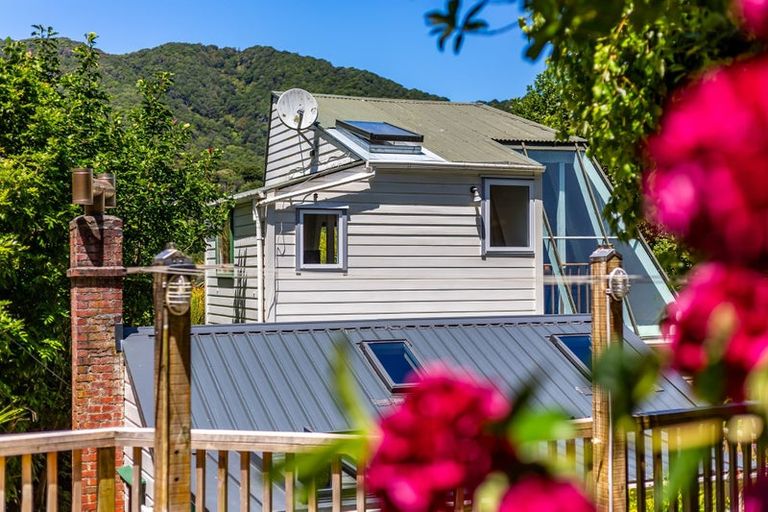 Photo of property in 21 Ferry Road, Days Bay, Lower Hutt, 5013
