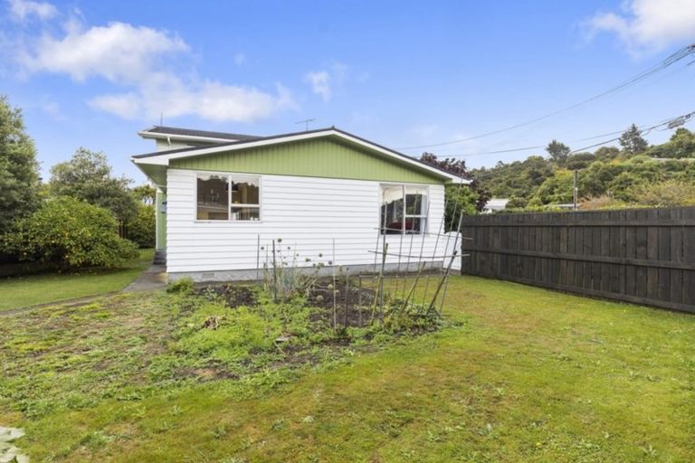 Photo of property in 5 George Street, Stokes Valley, Lower Hutt, 5019