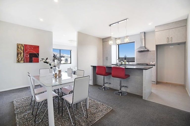 Photo of property in 8 Twin Parks Rise, Papakura, 2110