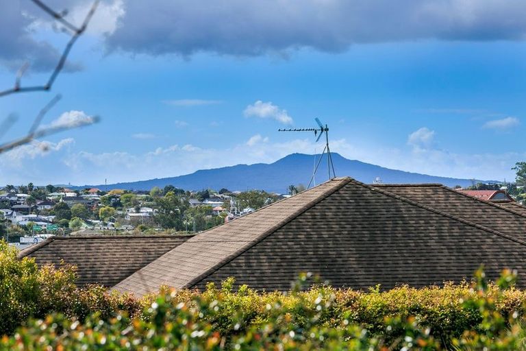 Photo of property in 229a Wairau Road, Totara Vale, Auckland, 0627