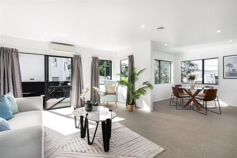 Photo of property in 1/44 Becroft Drive, Forrest Hill, Auckland, 0620