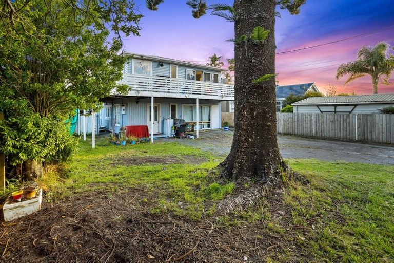 Photo of property in 14 Yeovil Road, Te Atatu Peninsula, Auckland, 0610