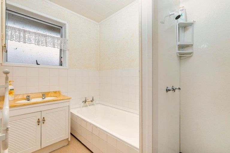 Photo of property in 1/185 Henderson Valley Road, Henderson, Auckland, 0612