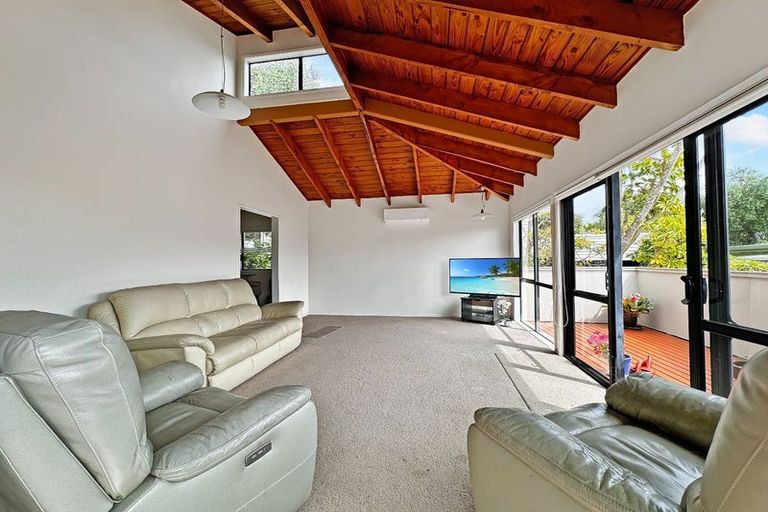 Photo of property in 1/20a Hauraki Road, Hauraki, Auckland, 0622