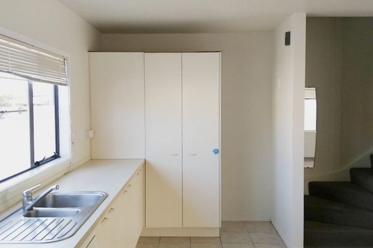 Photo of property in Krisley Court, 1/6 Ambrico Place, New Lynn, Auckland, 0600