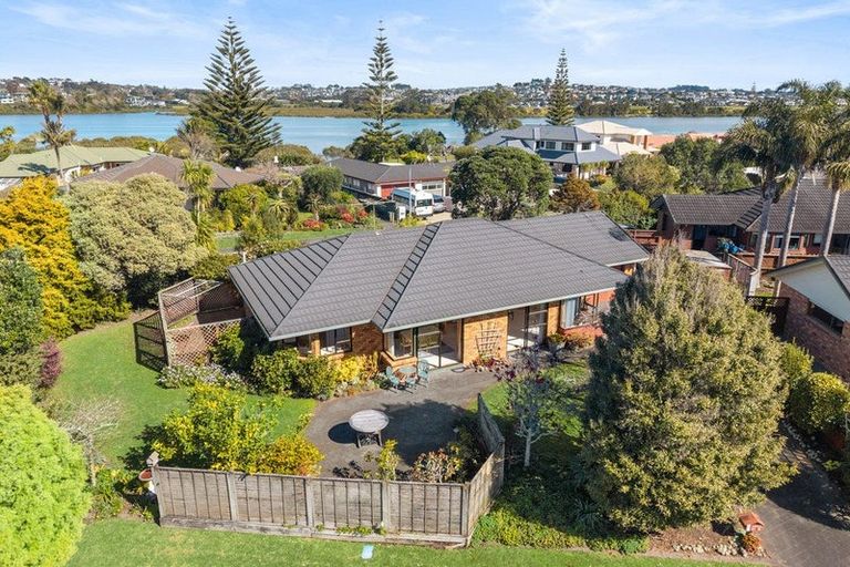 Photo of property in 21b Settlers Grove, Orewa, 0931