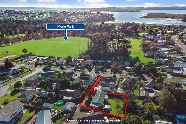 Photo of property in 12 Granville Drive, Massey, Auckland, 0614