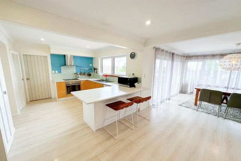 Photo of property in 5 Glenmore Road, Sunnyhills, Auckland, 2010