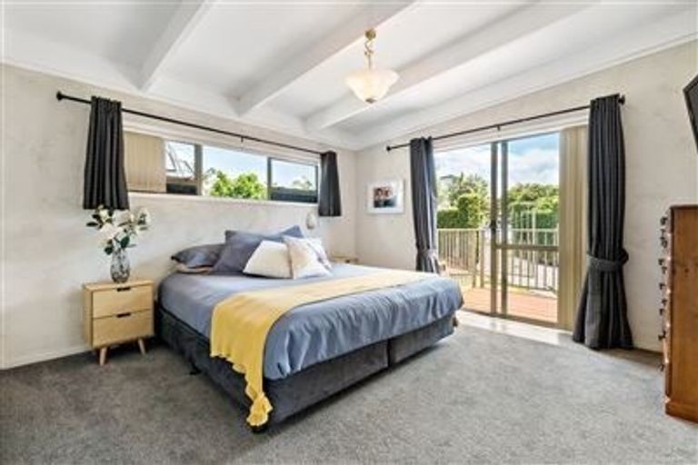 Photo of property in 8 Halldene Terrace, Red Beach, 0932