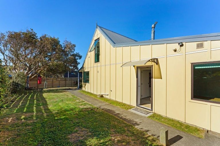 Photo of property in 6 James Street, Waikawa Beach, Levin, 5573