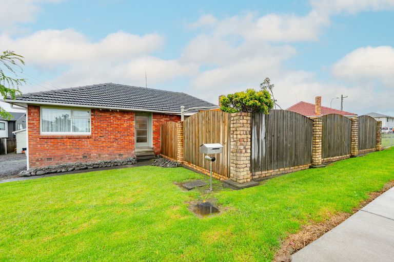 Photo of property in 3 Poto Street, Te Atatu South, Auckland, 0610