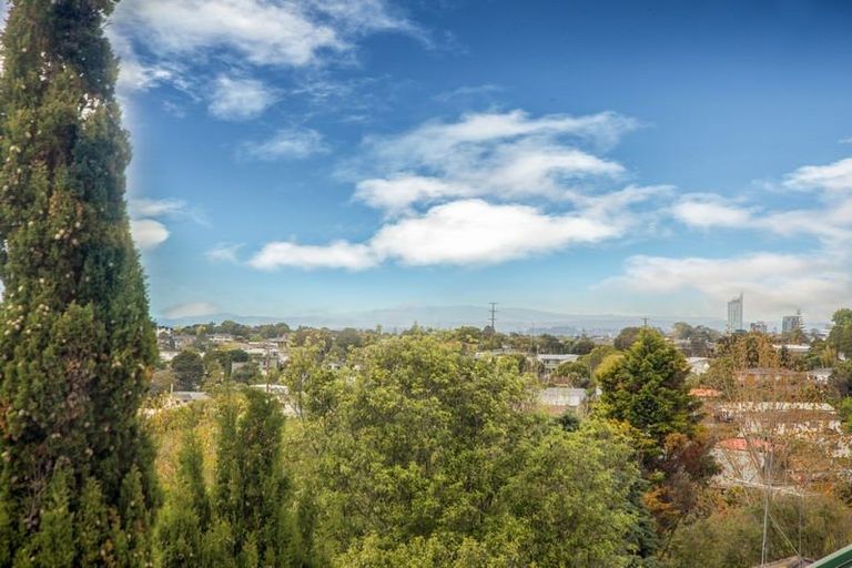 Photo of property in 1/31 Tetrarch Place, Totara Vale, Auckland, 0629