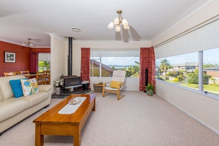 Photo of property in 5 Cherub Place, West Harbour, Auckland, 0618