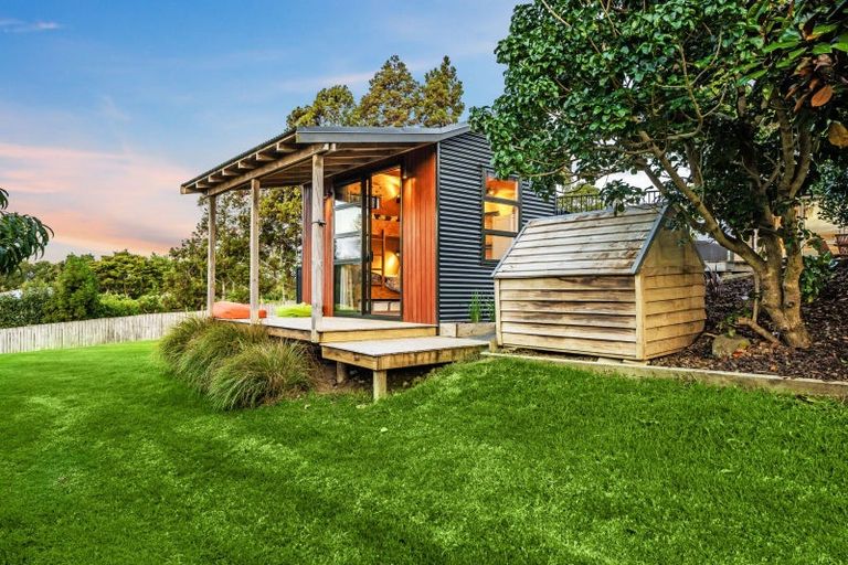 Photo of property in 6 Gavinike Place, Waimauku, 0812