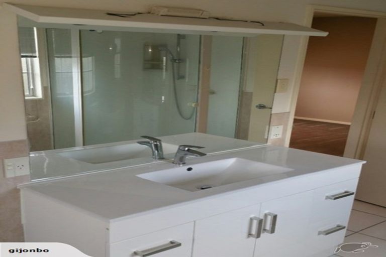 Photo of property in 1/1 Stoneleigh Court, Sunnynook, Auckland, 0632