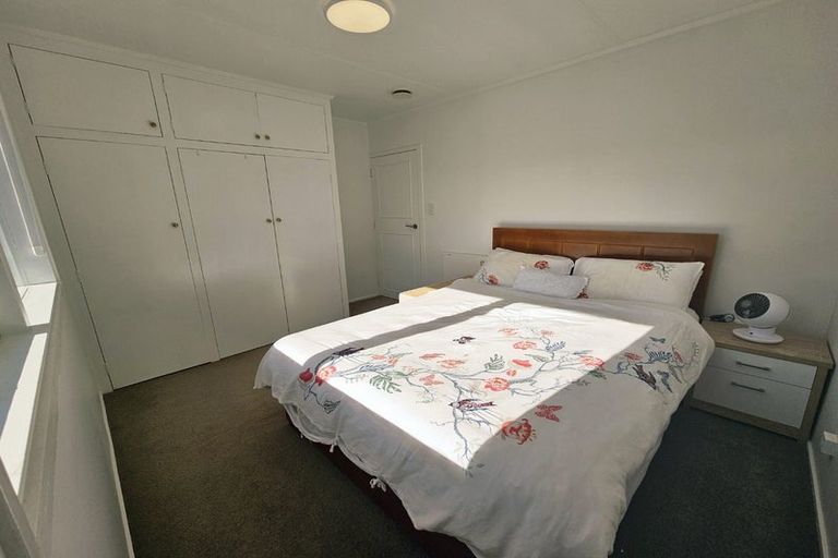 Photo of property in 3/93 Hobsonville Road, West Harbour, Auckland, 0618