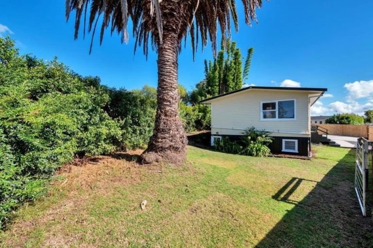Photo of property in 1/49 Fairclough Road, Beach Haven, Auckland, 0626