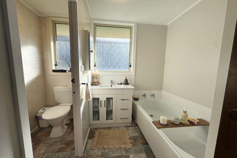 Photo of property in 27 Viewmont Drive, Harbour View, Lower Hutt, 5010