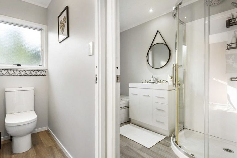 Photo of property in 1/6 Phillipa Place, Browns Bay, Auckland, 0630