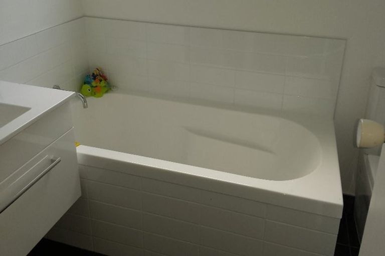 Photo of property in 1/6 Lyons Avenue, Murrays Bay, Auckland, 0630