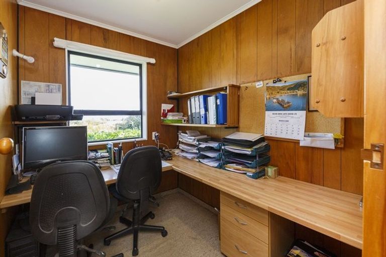 Photo of property in 515 Roberts Line, Kelvin Grove, Palmerston North, 4470