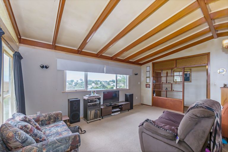 Photo of property in 59 Totaravale Drive, Totara Vale, Auckland, 0629