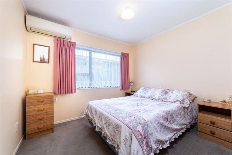 Photo of property in 2/303a Great North Road, Henderson, Auckland, 0612