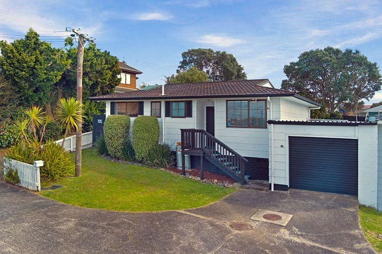 Photo of property in 15 Denarius Lane, Glendene, Auckland, 0602