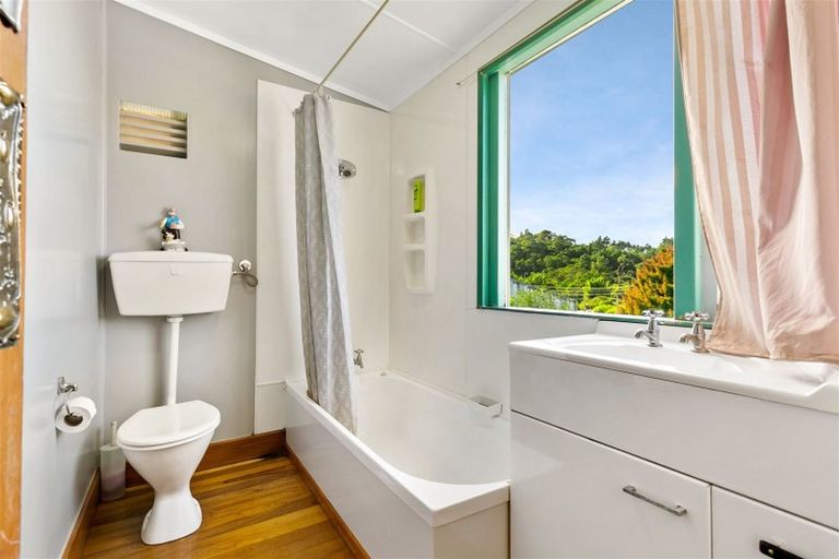 Photo of property in 11 Waikaukau Road, Glen Eden, Auckland, 0602