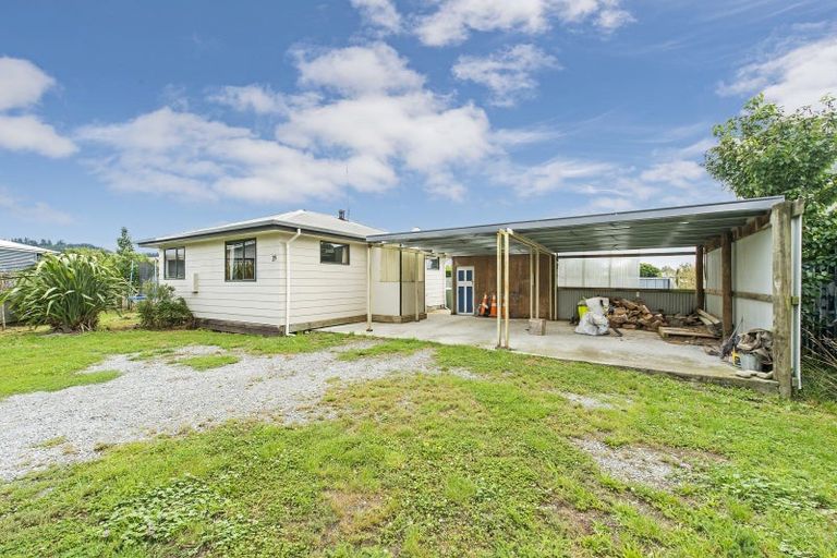 Photo of property in 39 Cross Street, Coalgate, 7673