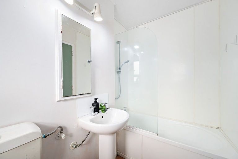 Photo of property in 2/52 Russell Terrace, Berhampore, Wellington, 6023