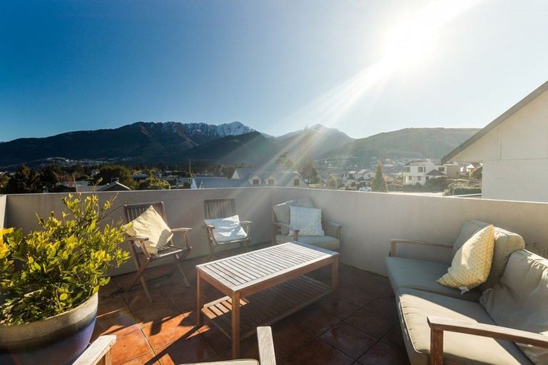 Photo of property in 4 Cedar Drive, Kelvin Heights, Queenstown, 9300
