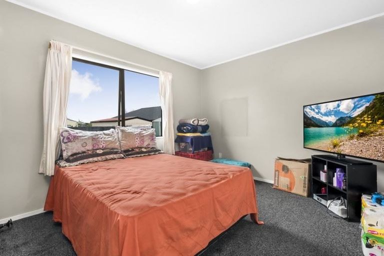 Photo of property in 2/10 Hatherley Place, Clendon Park, Auckland, 2103