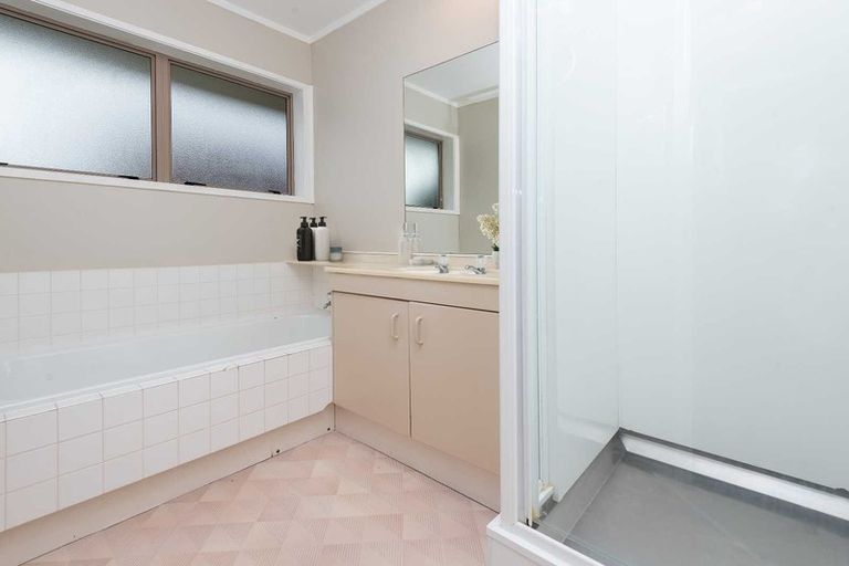 Photo of property in 8 Crescent Hills Court, Northpark, Auckland, 2013