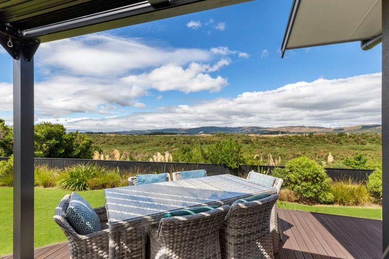 Photo of property in 28 Johnstone Drive, Fitzherbert, Palmerston North, 4410