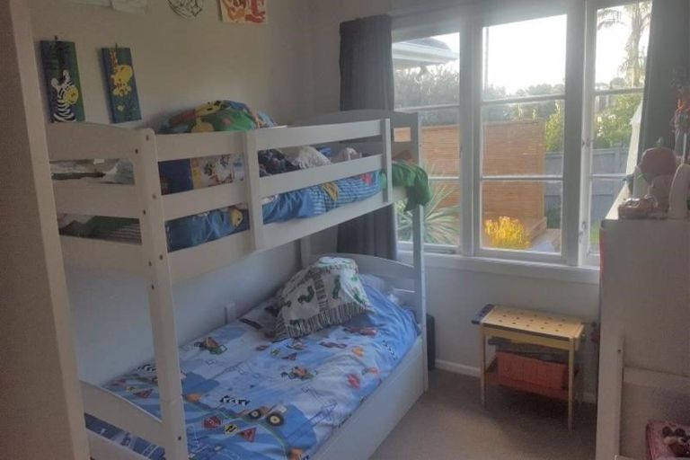 Photo of property in 1 Ward Crescent, Te Atatu Peninsula, Auckland, 0610