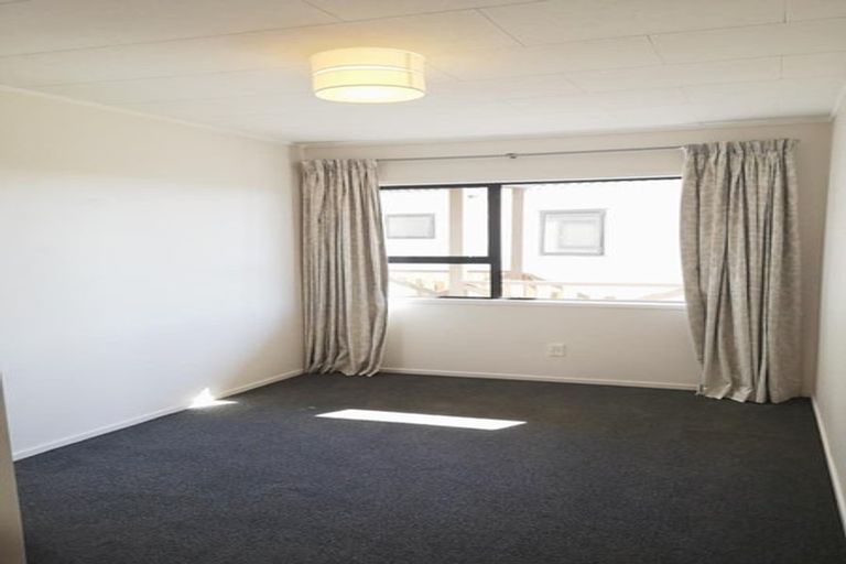 Photo of property in 2/1 Landsdale Place, Massey, Auckland, 0614