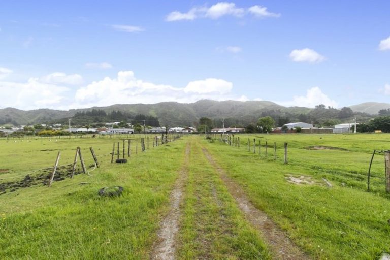 Photo of property in 104 Upper Fitzherbert Road, Wainuiomata, 5373