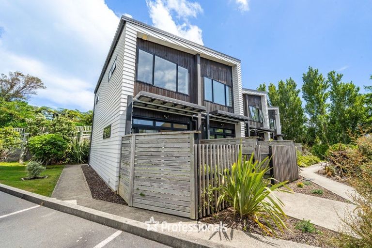 Photo of property in 1 Glen Evans Crescent, Fairfield, Lower Hutt, 5011