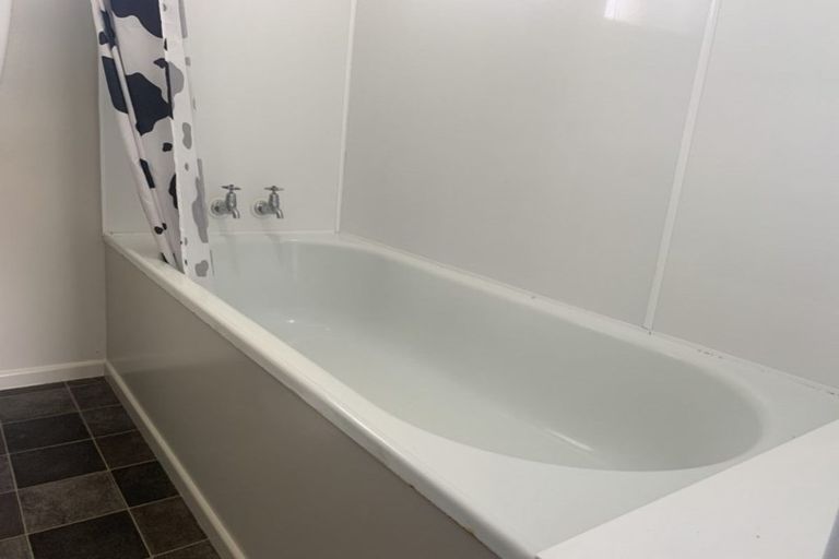 Photo of property in 2/27 Holland Road, Hillcrest, Auckland, 0627