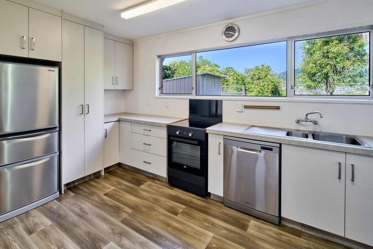 Photo of property in 17 Rembrandt Avenue, Tawa, Wellington, 5028