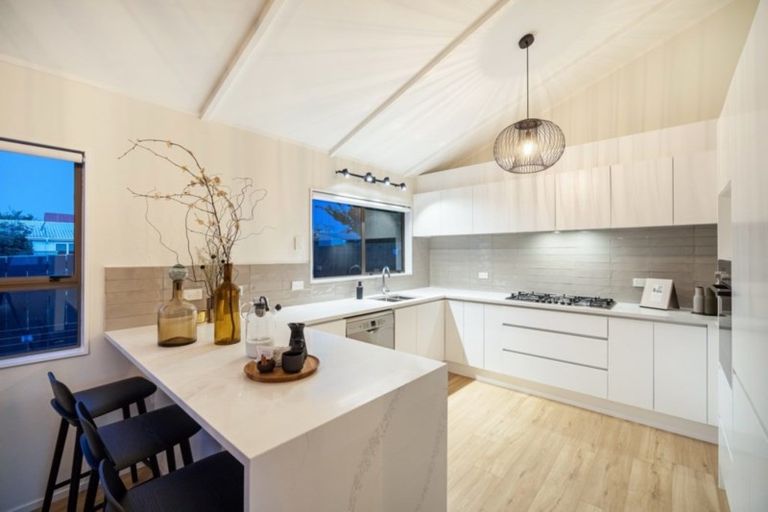 Photo of property in 2/17 Oliver Street, Point Chevalier, Auckland, 1022