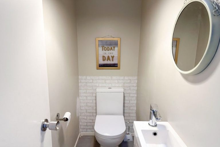 Photo of property in 5 Glenmore Road, Sunnyhills, Auckland, 2010