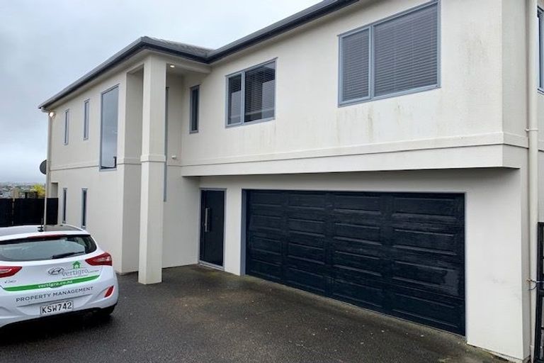 Photo of property in 2/90 Pupuke Road, Hillcrest, Auckland, 0627