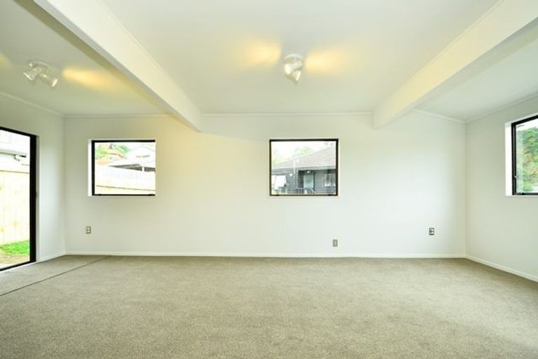 Photo of property in 12 Midgley Road, West Harbour, Auckland, 0618