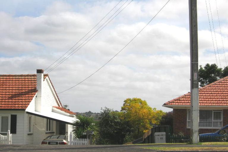 Photo of property in 2/322 East Coast Road, Sunnynook, Auckland, 0632