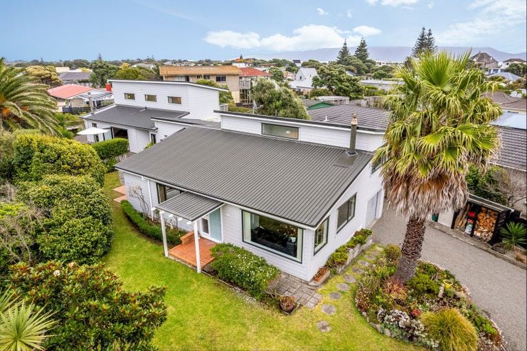 Photo of property in 10 Fenside Street, Waikanae Beach, Waikanae, 5036